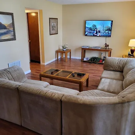 Cozy And Spacious-4 Bedrooms Townhouse